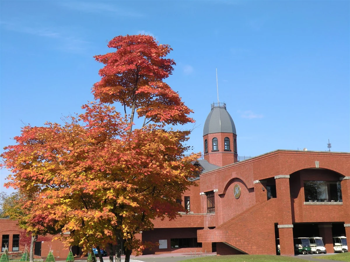 紅葉に彩られた札幌カントリー倶楽部のクラブハウス
